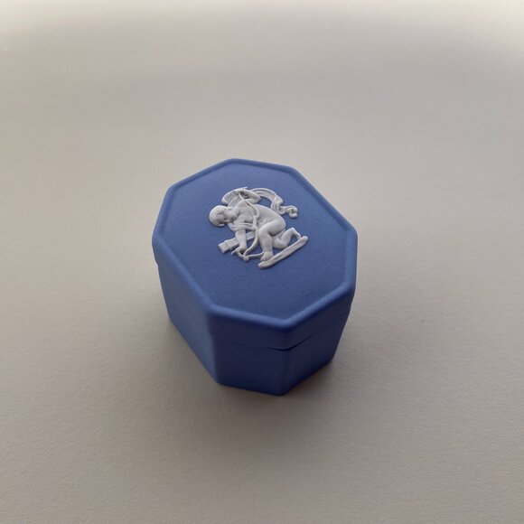 Wedgwood Blue Jasperware Small Octagonal Pill Box with White Motif - Cupid - Picture 1 of 9